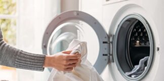Giặt ga gối thường xuyên cũng giúp hạn chế mùi cơ thể bám lại trên vải