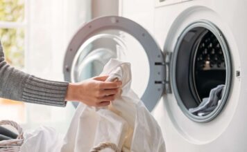 Giặt ga gối thường xuyên cũng giúp hạn chế mùi cơ thể bám lại trên vải