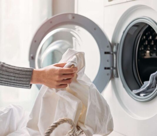 Giặt ga gối thường xuyên cũng giúp hạn chế mùi cơ thể bám lại trên vải