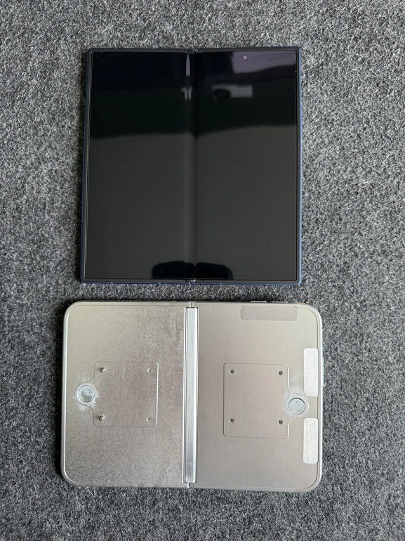 Mô hình iPhone màn hình gập của Apple (Ảnh: Internet)