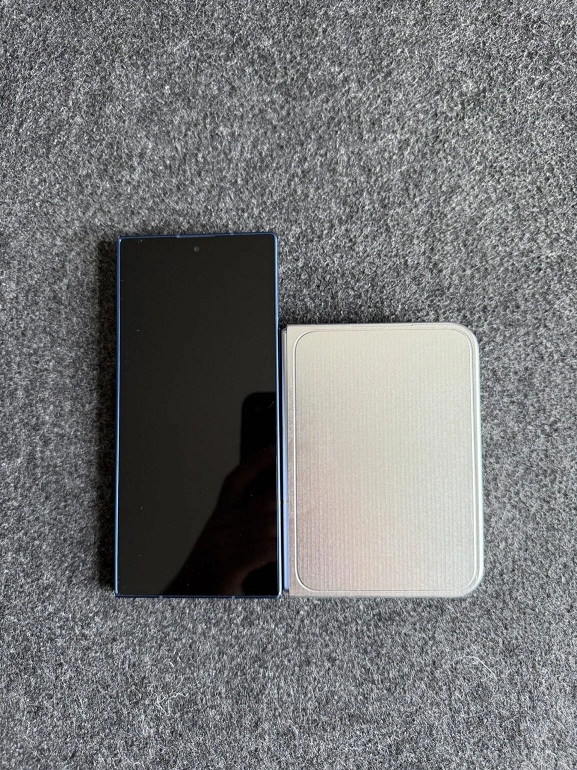 Mô hình iPhone màn hình gập của Apple so với Galaxy Z Fold 7 của Samsung (Ảnh: Internet)