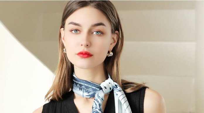 Một trong những cách đeo khăn lụa kinh điển nhất chính là thắt nhẹ quanh cổ