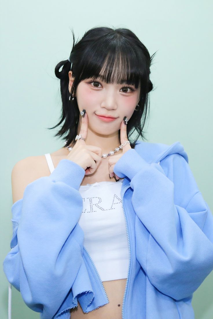 Kim Chaewon (LE SSERAFIM) tạm dừng hoạt động vì chấn thương cổ