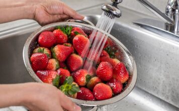 Cách làm sạch dâu tây đúng cách để ăn ngon và an toàn hơn Dâu tây