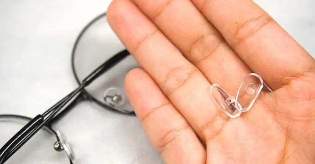 Làm sạch miếng đệm mũi của kính