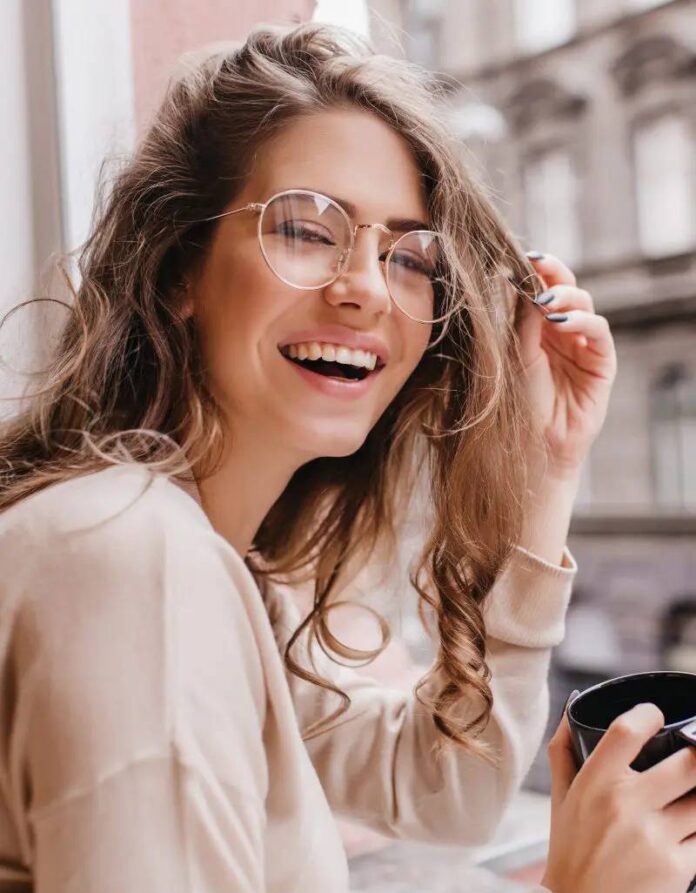 Việc vệ sinh và sử dụng đúng cách có thể giúp kính hạn chế bám bẩn và ít bị trầy xước hơn
