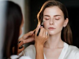 Trang điểm trong điều kiện ánh sáng không phù hợp