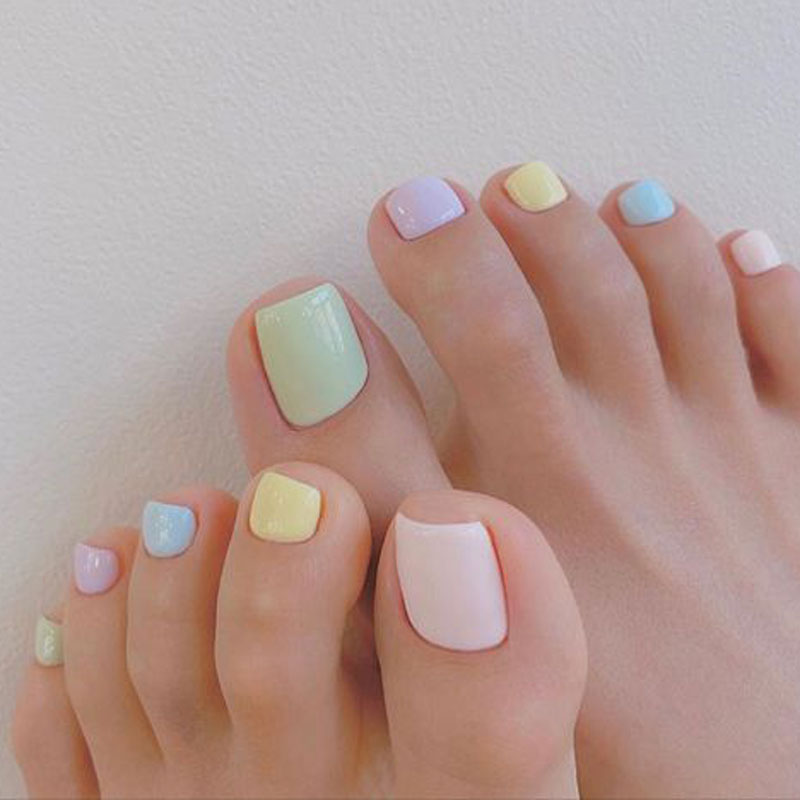 Nếu muốn phá cách, hãy thử móng chân cầu vồng pastel