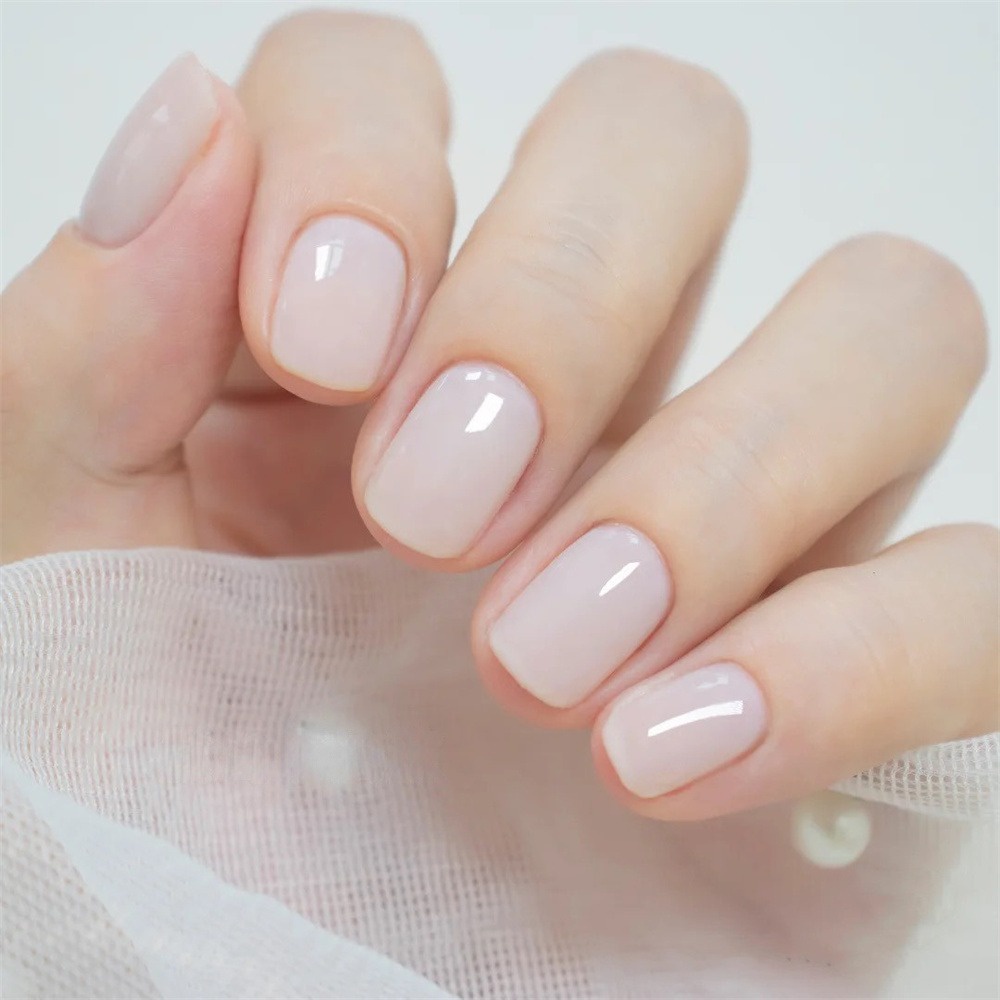 Những màu sơn trong suốt như trắng sữa, be hoặc kem luôn là lựa chọn an toàn nhưng chưa bao giờ nhàm chán