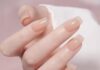 “Móng tay thạch” (jelly nails) là kiểu sơn móng có lớp màu trong suốt, tạo hiệu ứng như gel hoặc thạch