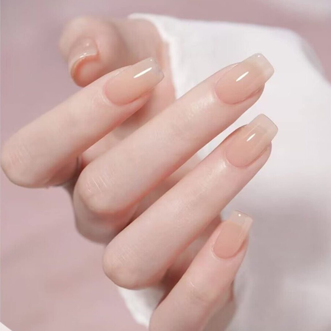 “Móng tay thạch” (jelly nails) là kiểu sơn móng có lớp màu trong suốt, tạo hiệu ứng như gel hoặc thạch
