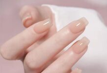 “Móng tay thạch” (jelly nails) là kiểu sơn móng có lớp màu trong suốt, tạo hiệu ứng như gel hoặc thạch
