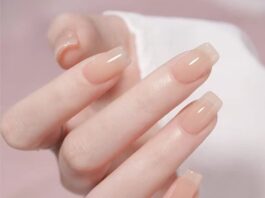 “Móng tay thạch” (jelly nails) là kiểu sơn móng có lớp màu trong suốt, tạo hiệu ứng như gel hoặc thạch