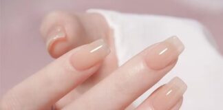 “Móng tay thạch” (jelly nails) là kiểu sơn móng có lớp màu trong suốt, tạo hiệu ứng như gel hoặc thạch
