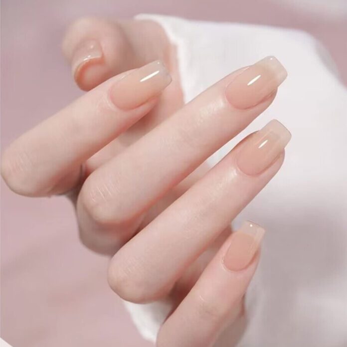 “Móng tay thạch” (jelly nails) là kiểu sơn móng có lớp màu trong suốt, tạo hiệu ứng như gel hoặc thạch