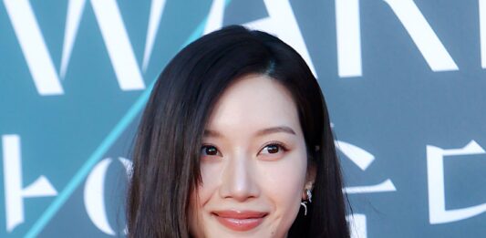 Moon Ga-young trở thành Ảnh hậu Baeksang: Cột mốc rực rỡ sau 20 năm diễn xuất Nữ diễn viên cũng bày tỏ sự biết ơn trước tình cảm khán giả dành cho bộ phim và khẳng định sẽ tiếp tục sống cùng nhiều nhân vật, nhiều cuộc đời khác nhau thông qua diễn xuất