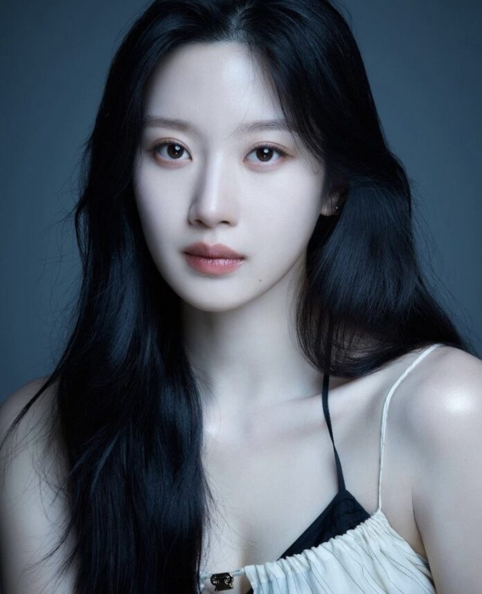 Sau nhiều năm hoạt động trong ngành giải trí, Moon Ga-young vốn đã quen thuộc với khán giả qua các dự án truyền hình nổi tiếng