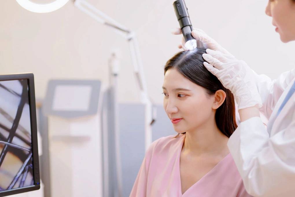 Nếu tình trạng ngứa kéo dài nhiều tuần, ngày càng nghiêm trọng hoặc đi kèm rụng tóc, nổi mụn mủ, đau rát hay bong vảy nhiều, bạn nên đi khám da liễu