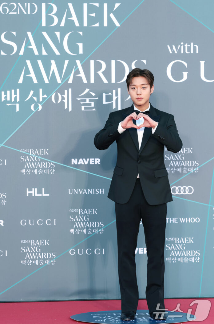 Park Ji-hoon giành giải Tân binh tại Baeksang năm nay (Ảnh: Internet)