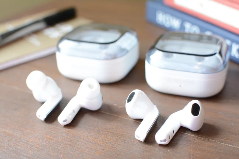 Tai nghe Galaxy Buds 4 Pro (trái) và Galaxy Buds 4 (phải) (Ảnh: Internet)