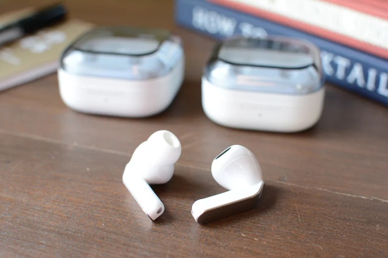 Tai nghe Galaxy Buds 4 Pro (trái) và Galaxy Buds 4 (phải) (Ảnh: Internet)