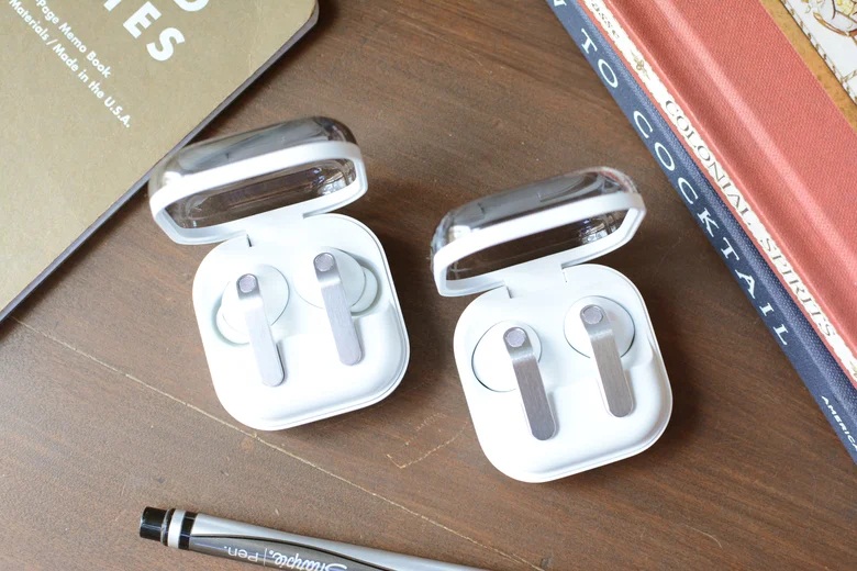 Tai nghe Galaxy Buds 4 Pro (trái) và Galaxy Buds 4 (phải) (Ảnh: Internet)
