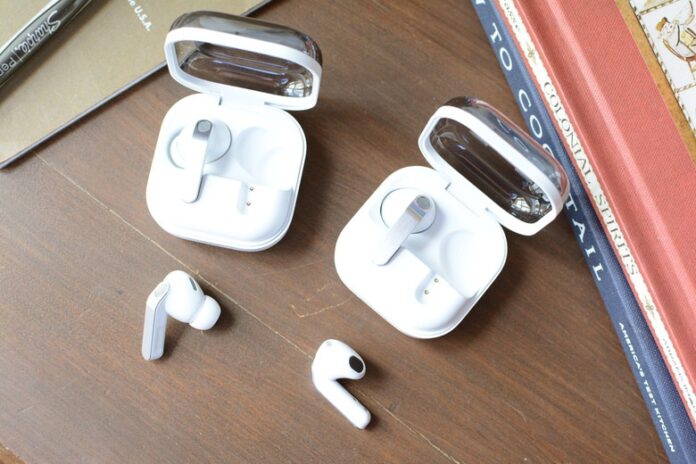 Tai nghe Galaxy Buds 4 Pro (trái) và Galaxy Buds 4 (phải) của Samsung (Ảnh: Internet)
