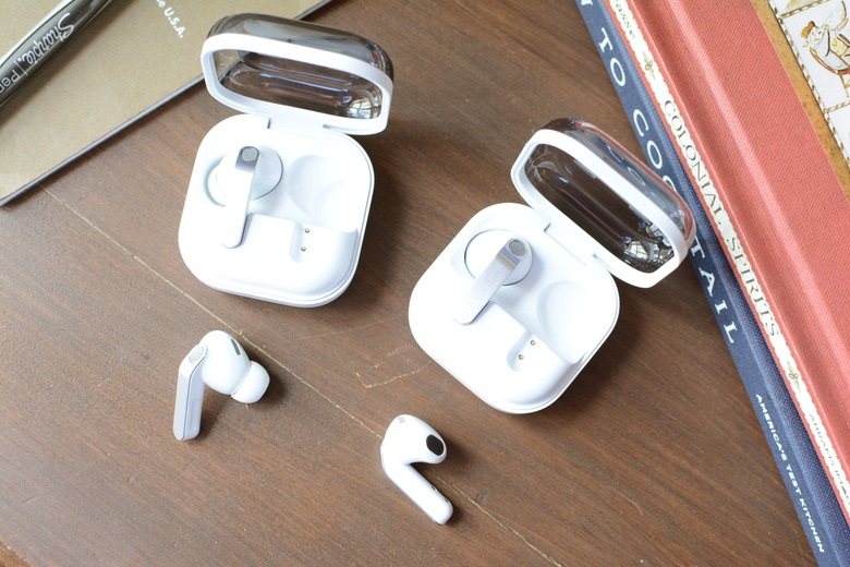 Tai nghe Galaxy Buds 4 Pro (trái) và Galaxy Buds 4 (phải) của Samsung (Ảnh: Internet)
