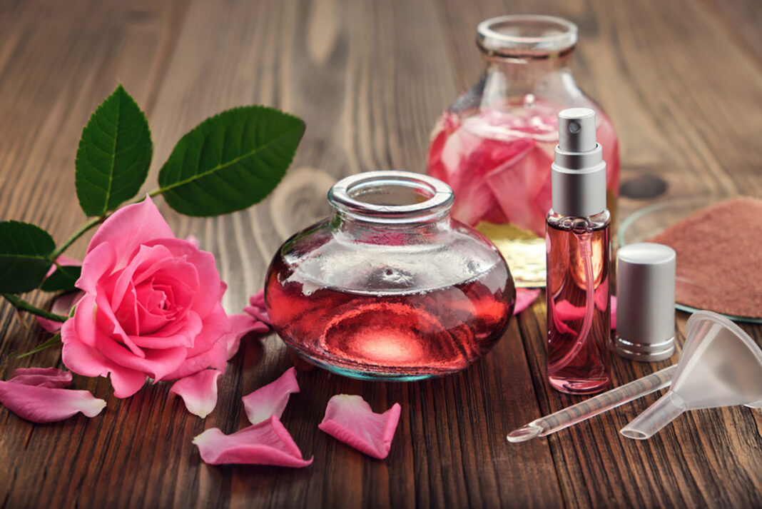 Nước hoa hồng hoặc các loại xịt thảo mộc