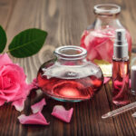 Nước hoa hồng hoặc các loại xịt thảo mộc