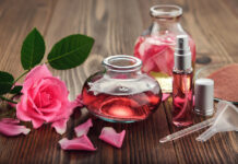 Nước hoa hồng hoặc các loại xịt thảo mộc
