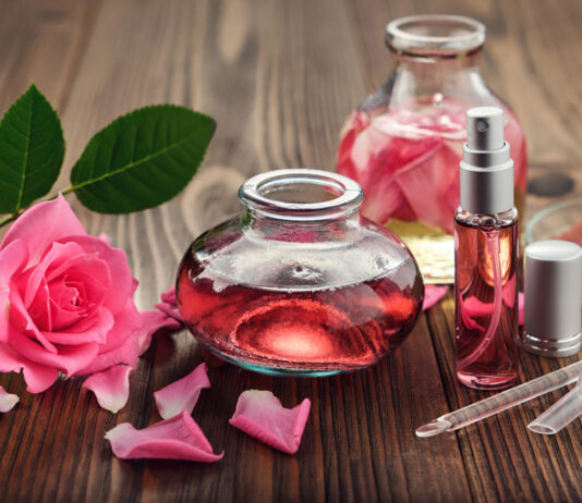 Nước hoa hồng hoặc các loại xịt thảo mộc