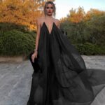 Nếu yêu thích vẻ nữ tính và nhẹ nhàng, bạn có thể làm mới chiếc váy đen bằng phong cách lãng mạn