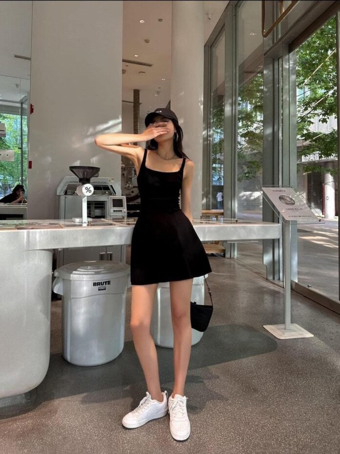 Bạn có thể biến váy đen thành trang phục thường ngày năng động