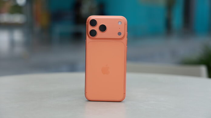 Mặt lưng và cụm camera tạo điểm nhận diện rõ cho thế hệ iPhone mới.