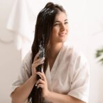 Dầu xả có tác dụng bổ sung độ ẩm cho tóc sau khi gội đầu