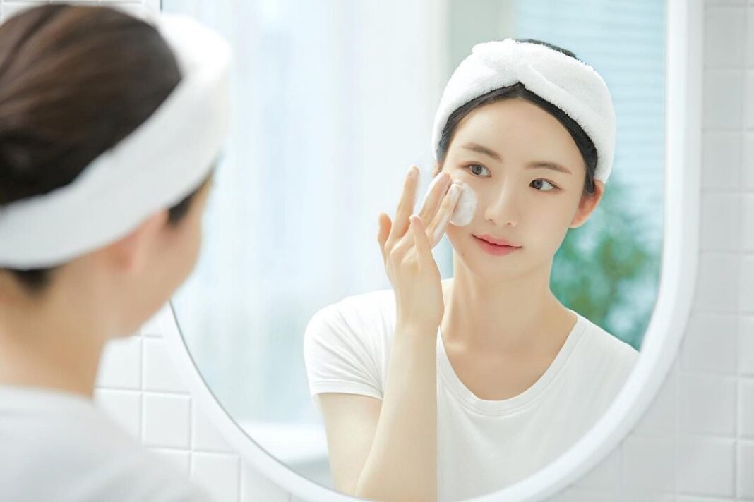 Lựa chọn sản phẩm chứa các thành phần phù hợp có thể hỗ trợ kiểm soát dầu, giảm tắc nghẽn lỗ chân lông và cải thiện bề mặt da theo thời gian
