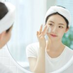 Lựa chọn sản phẩm chứa các thành phần phù hợp có thể hỗ trợ kiểm soát dầu, giảm tắc nghẽn lỗ chân lông và cải thiện bề mặt da theo thời gian