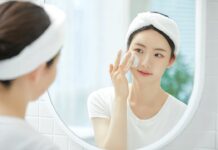 Lựa chọn sản phẩm chứa các thành phần phù hợp có thể hỗ trợ kiểm soát dầu, giảm tắc nghẽn lỗ chân lông và cải thiện bề mặt da theo thời gian