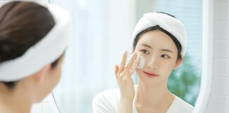 Lựa chọn sản phẩm chứa các thành phần phù hợp có thể hỗ trợ kiểm soát dầu, giảm tắc nghẽn lỗ chân lông và cải thiện bề mặt da theo thời gian