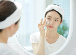Lựa chọn sản phẩm chứa các thành phần phù hợp có thể hỗ trợ kiểm soát dầu, giảm tắc nghẽn lỗ chân lông và cải thiện bề mặt da theo thời gian