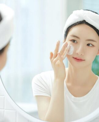 Lựa chọn sản phẩm chứa các thành phần phù hợp có thể hỗ trợ kiểm soát dầu, giảm tắc nghẽn lỗ chân lông và cải thiện bề mặt da theo thời gian