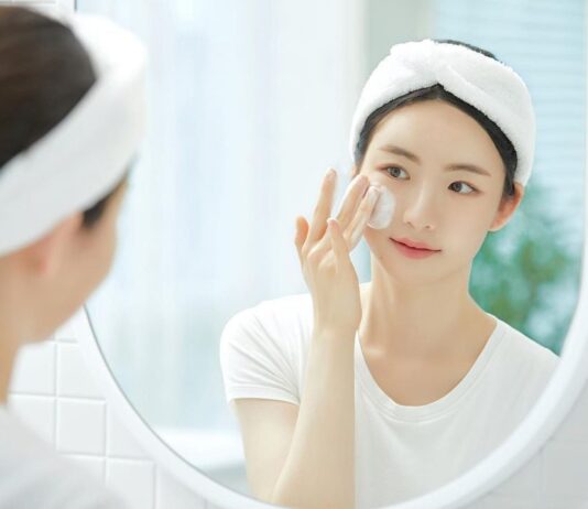 Lựa chọn sản phẩm chứa các thành phần phù hợp có thể hỗ trợ kiểm soát dầu, giảm tắc nghẽn lỗ chân lông và cải thiện bề mặt da theo thời gian