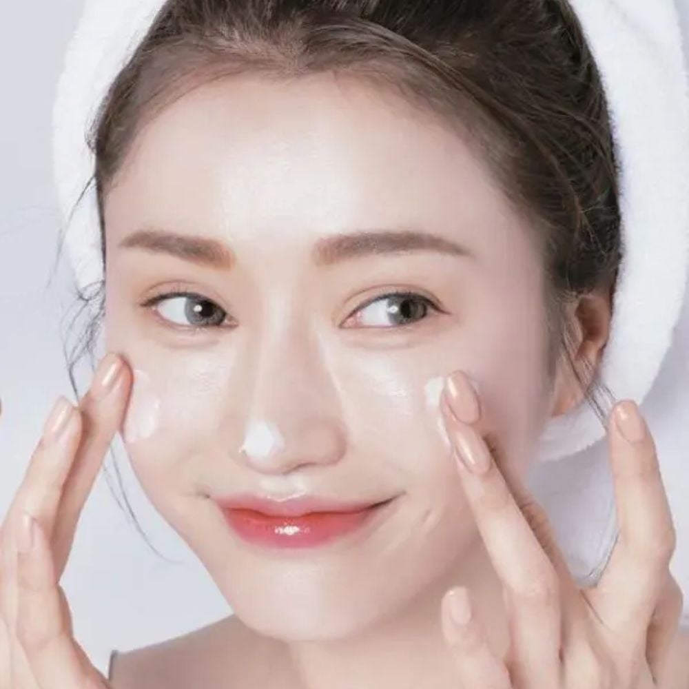 Một lớp dưỡng ẩm phù hợp sẽ giúp da duy trì độ cân bằng cần thiết, giảm hiện tượng tiết dầu quá mức trong suốt cả ngày