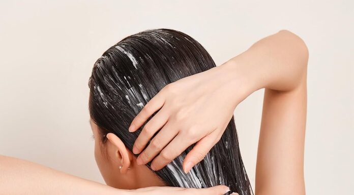 Một trong những lý do quan trọng khiến các chuyên gia luôn khuyến khích sử dụng dầu xả nằm ở khả năng cân bằng độ pH