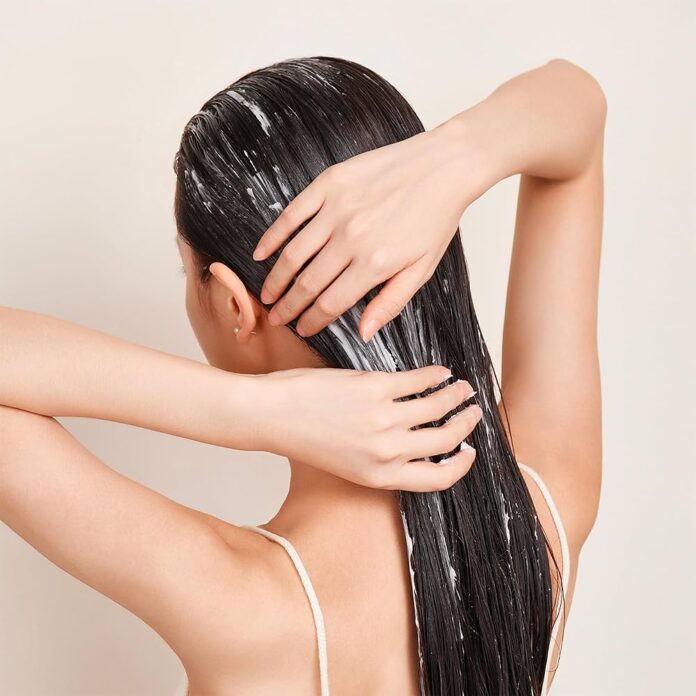 Một trong những lý do quan trọng khiến các chuyên gia luôn khuyến khích sử dụng dầu xả nằm ở khả năng cân bằng độ pH