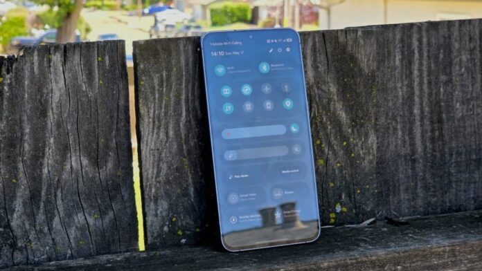 Độ sáng màn hình của điện thoại Galaxy A57 dưới trời nắng (Ảnh: Internet)