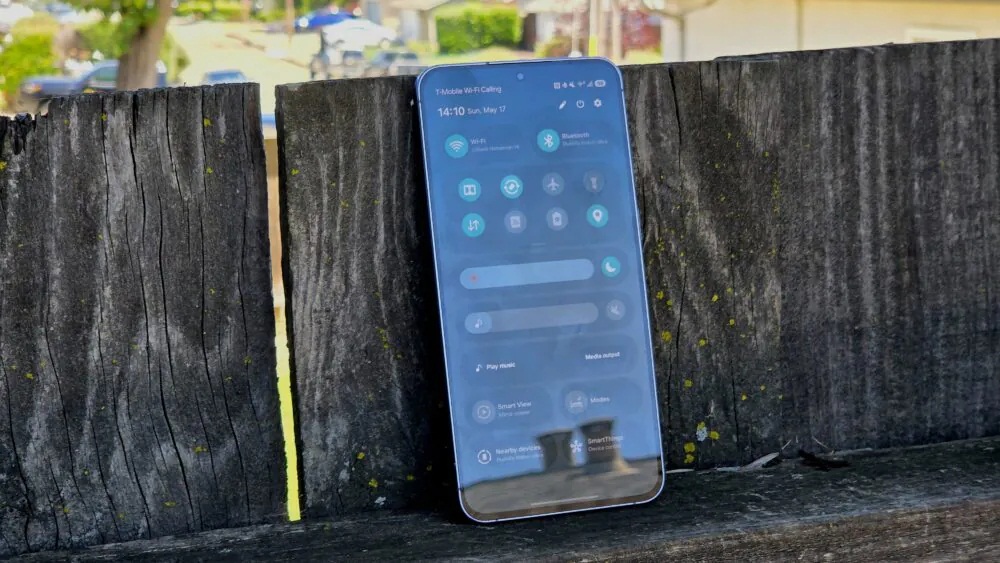 Độ sáng màn hình của điện thoại Galaxy A57 dưới trời nắng (Ảnh: Internet)