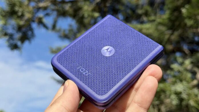 Điện thoại Motorola Razr Ultra (Ảnh: Internet)
