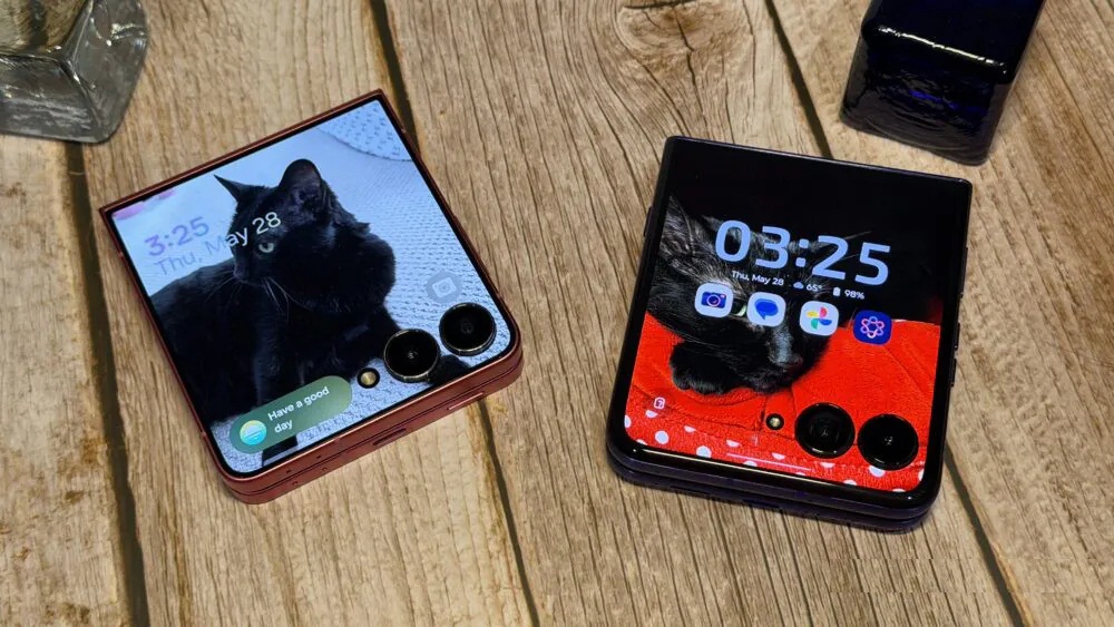 Điện thoại Motorola Razr Ultra và Galaxy Z Flip 7 đặt cạnh nhau (Ảnh: Internet)